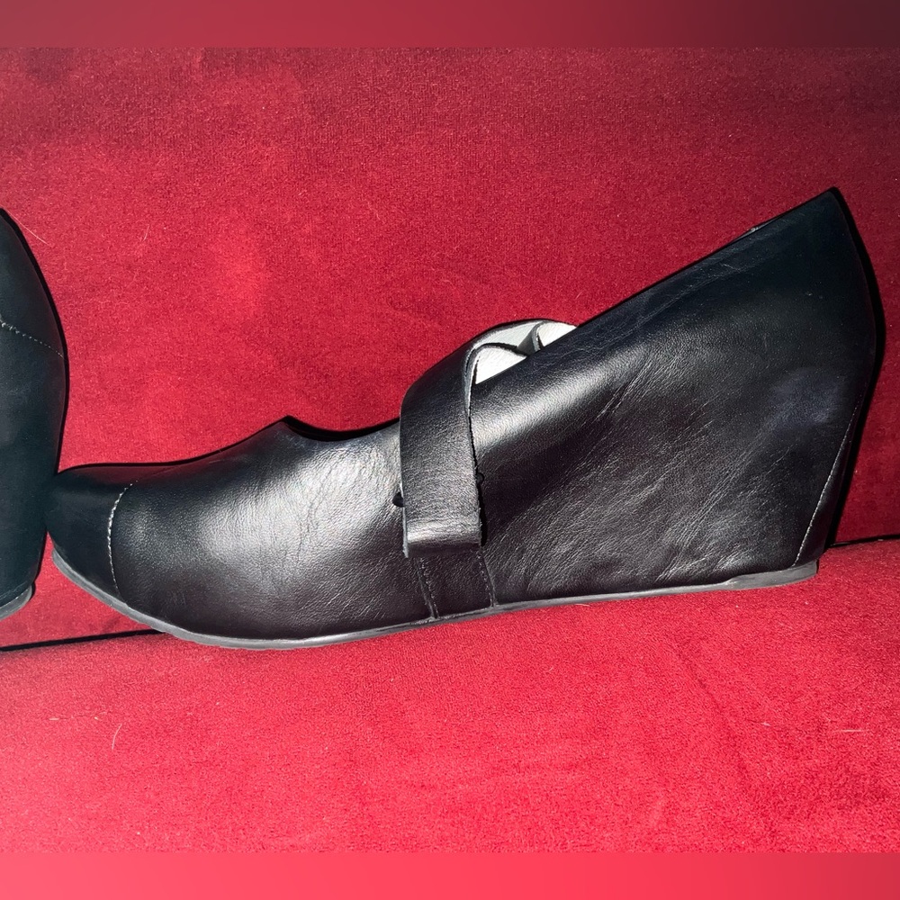 TSUBO ASMIK Black Leather Wedges. LIKE NEW!! - Picture 3 of 9